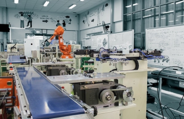 Sản xuất lắp đặt hệ thống băng tải kết hợp robot tự động hóa chuyên nghiệp